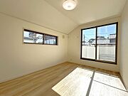 【リフォーム済/南東側洋室】南東側の6帖の洋室になります。南側で日当たりも良く、収納も豊富にある明るい空間ですね。
