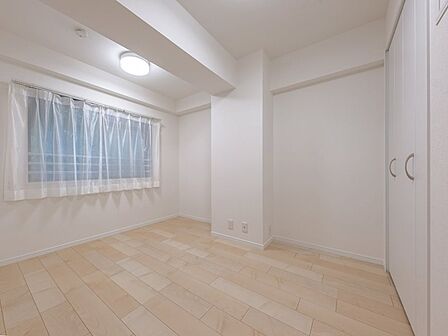 洋室約5.1帖。温かみのあるナチュラルテイストな洋室。子供部屋やリモートワーク用の書斎にもぴったりです。※家具・調度品等は、販売価格に含まれません。