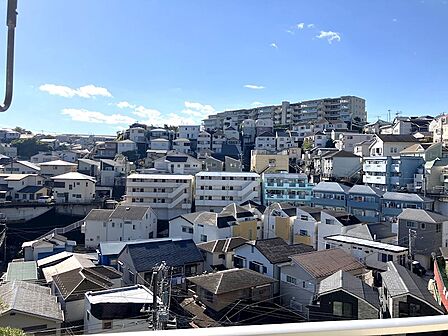 前面を遮る大きな建物がなく、遠くまで見渡せる眺望が広がります。※バルコニーからの眺望。