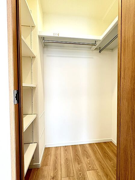 ウォークインクローゼット　洋室約6.1帖。収納便利なウォークインクローゼットを備えた住まい。