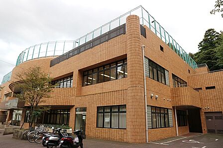 横浜市南図書館(550m)