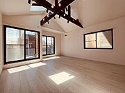 明るい採光に恵まれたLDKは、日中を通して自然光がたっぷりと差し込み、心地よい明るさに包まれた空間です。家族が集まりやすく、毎日の暮らしを快適に彩る住まいの中心となります。