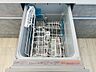 設備：【施工例】ビルトイン食器洗浄乾燥機を標準装備。毎日の洗い物の手間を軽減し、家事の時短を実現します。節水効果にも優れ、忙しい毎日でも家族との時間や自分時間をゆとりあるものにしてくれます。