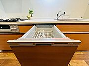 家事の時短に大きく役立つ食洗機を備え、食後の片付けもスムーズに完了。手洗いの手間を軽減し、ゆとりある時間を生み出す快適で機能的な住まいを実現します。