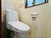 清潔感を大切にした快適な空間設計で、毎日気持ちよく使えるトイレ。シンプルで使いやすく、安心して利用できる住まいの基本設備として整えられています。