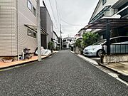 見通しの良い前面道路に面し、車や歩行者の確認がしやすく安心して通行できる住環境。交通量も把握しやすく、穏やかで落ち着いた暮らしを支える立地です。