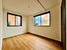 室内：【施工例】明るく快適に過ごせる、落ち着きある洋室。陽光が差し込む心地よい空間で、ベッドやデスクなどの家具も配置しやすく、家族それぞれがゆったりと自分の時間を楽しめます。