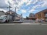 外観：前面道路含む現地写真