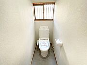 シンプルな内装と清潔感のある白いトイレ。トイレ内は小窓付きで換気がしやすく、手洗い付きのトイレなのでトイレ内で手を洗うこともできます。