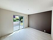 7.75帖洋室。収納豊富なウォークインクローゼット付！たっぷりしまえる収納スペースがあるとお部屋がスッキリ片付きますよ♪また、洋服の出し入れがしやすいとお出掛けも楽しくなりそうです。