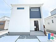 毎日見る外観だからこそ、飽きのこない色合いがうれしい。季節の花々や木々を鉢に植えて、雑貨やライトも飾って外観から素敵なお家へと演出してみませんか？