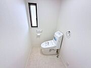 2階トイレ。シンプルな内装と清潔感のある白いトイレ。毎日のトイレタイムは落ち着ける空間がいいですよね。2階にもトイレが設置されているので、朝のトイレ渋滞がおきにくいです。
