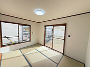 1階約6帖和室、別角度。夏場は涼しく感じられ、冬場は足元の冷えを和らげてくれる畳は、フローリングに比べて足音が響きにくく、また転倒しても怪我をしにくい利点があります。