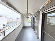 屋根付きバルコニー（南向き）は、お天気が変わりやすい時期の心配が軽減され、鳥のフンなどからもお洗濯を守ってくれます。また、陰干ししなければいけない服なども干しやすいです♪