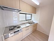 キッチンは調理に集中しやすい壁付けタイプ♪壁向きキッチン特有の暗いまたは圧迫感があるという問題も正面に窓があることで開放感があり、また換気がしやすくなっています。