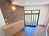 玄関：玄関ドアは引き違い戸で、開き戸のように一歩さがる必要がないため、荷物を抱えていても開閉しやすく、開閉に必要なスペースが開き戸より少ないので、玄関スペースを有効活用しやすいです。