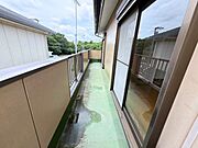 西側バルコニー。洗濯物やお布団などをたっぷり干せて、天日干ししやすい屋根なしバルコニー。屋根がないことで室内にも日差しが届きやすく明るい空間が作れます。