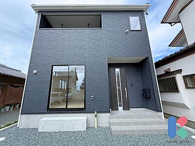 外観:毎日見る外観だからこそ、飽きのこない色合いがうれしい。季節の花々や木々を鉢に植えて、雑貨やライトも飾って外観から素敵なお家へと演出してみませんか? 外観:毎日見る外観だからこそ、飽きのこない色合いがうれしい。季節の花々や木々を鉢に植えて、雑貨やライトも飾って外観から素敵なお家へと演出してみませんか?