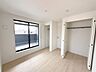 子供部屋：2階5.7帖洋室。屋根付きバルコニーに面したお部屋は、バルコニーにテーブルセットを置いてティータイムを楽しんだり、ハンモックや植物を置いてリラックススペースなどにする楽しみ方もできます。