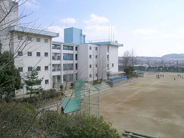 画像24:【中学校】川西市立　多田中学校まで354ｍ