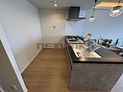 リビングダイニングを見渡せる対面キッチン。コミュニケーションがとりやすいオープンな空間です。