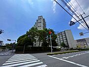 環境に調和した気品漂う外観。落ち着きのある上質な空間へといざないます。