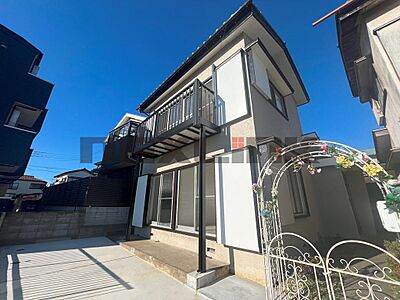 外観:南側駐車場につき陽当り良好です♪カースペース2台(車種による)リフォーム済みにつき即入居可能です!お気軽にお問い合わせください。 外観:南側駐車場につき陽当り良好です♪カースペース2台(車種による)リフォーム済みにつき即入居可能です!お気軽にお問い合わせください。