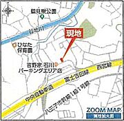 白を基調とした明るく洗練された玄関アプローチ