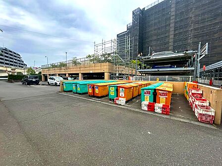 駐車場敷地、マンション裏にある、住人専用のごみ収集場