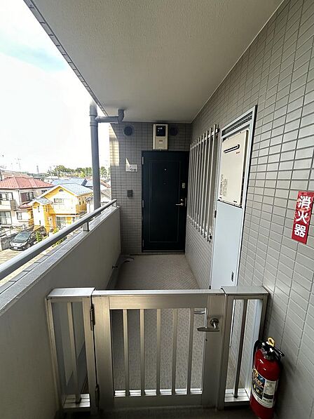 玄関前に門があります。