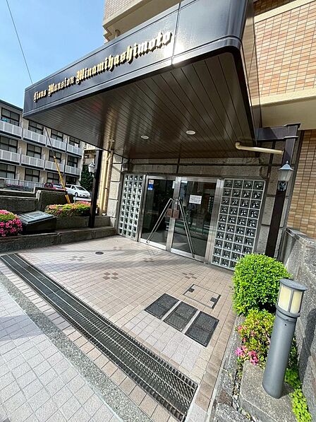 管理が行き届いた綺麗なオートロック付きエントランス。通りに面しているので深夜の帰宅でも比較的安心ですね。