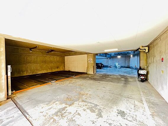 駐車場に車を止...