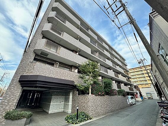 外観は落ち着い...