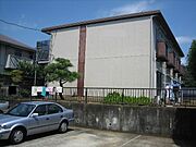 鶴川駅から徒歩15分。ペットと一緒に生活できます。