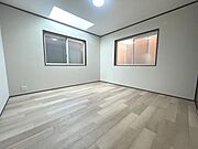 約8帖の洋室　窓があり換気することができます