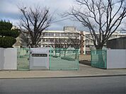 交野市立第二中学校（330m）