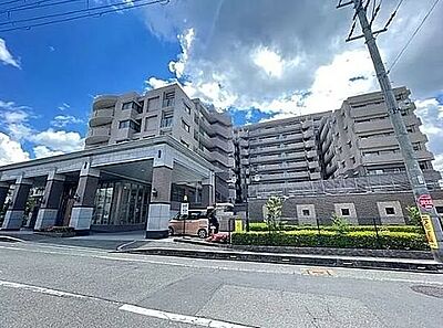 外観:JR藤阪駅まで徒歩13分、長尾駅まで徒歩16分 ファミリーマート徒歩1分 外観:JR藤阪駅まで徒歩13分、長尾駅まで徒歩16分 ファミリーマート徒歩1分