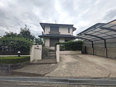 外観:敷地面積約70.06坪、駐車並列2台可(制限有) 外観:敷地面積約70.06坪、駐車並列2台可(制限有)