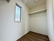 9帖のお部屋には、嬉しいウォークインクローゼット付きです♪