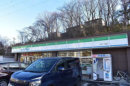 ファミリーマート川平一丁目店 110m