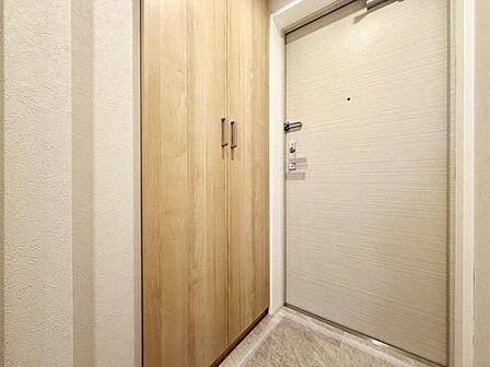 天井までの高さのシューズボックス。靴が多くてどこにしまおうという心配もいりません♪