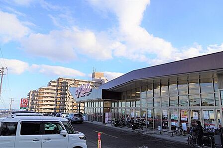 ウジエスーパー 中山店 318m