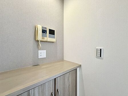 リビングには、棚付き収納を設置♪玄関を開ける前に、お部屋の中から来客者を確認できるTVモニター付きインターホン！不要なセールスなどの対応もしやすく、防犯面でも安心ですね♪