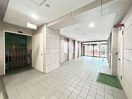 エントランスのオートロックが、不審者の侵入などを防ぎ、ご家族の安全な毎日を守ります！お子様のお留守番や、女性の一人暮らしでも安心ですね♪