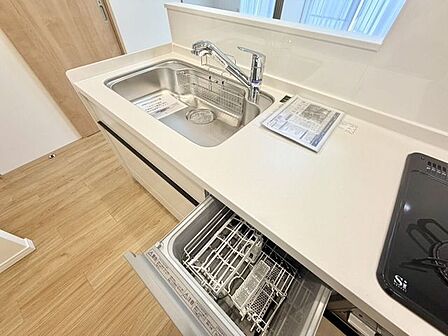 食器洗浄機が毎日の後片付けをサポート！食事後のご家族とのくつろぎタイムを、ゆっくりと持つことができますよ♪家事の時短は嬉しいですね！水道一体型のビルトイン浄水器なので、シンク周りもすっきり！