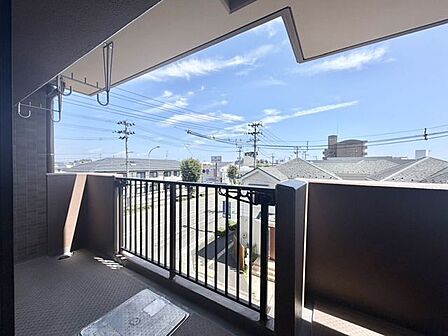 2方向にバルコニーがあるので、通風・採光面でとっても優れています！室内に気持ちの良い風が通り抜け、湿気もこもりにくいですよ♪