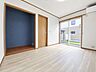 洋室：1階洋室はLDKを通らずに出入りでき、客間や仕事部屋にもおすすめ。収納スペースも備えています♪