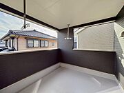 （2号棟）屋根付きインナーバルコニーで、雨の日でも洗濯物が干せます♪風通しも良く、家庭菜園にも◎