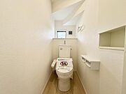 （1号棟：類似の仕様）窓付きのトイレで換気がしやすいです♪トイレットペーパーや女性用品も収納できるスペースも◎