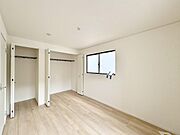 （1号棟2階5.7帖：類似の仕様）バルコニーと繋がっている寝室です♪